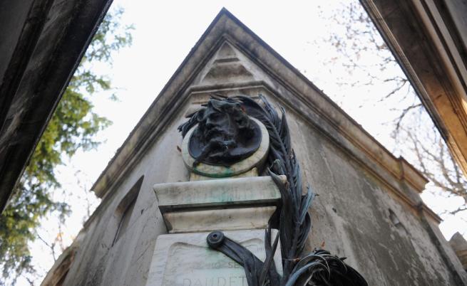 Гробът на френския писател Алфонс Доде се намира в Cimetierre du Pere Lachaise