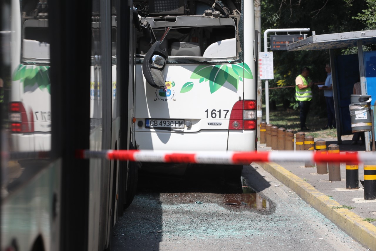 <p>Два автобуса на градския транспорт се удариха в София</p>