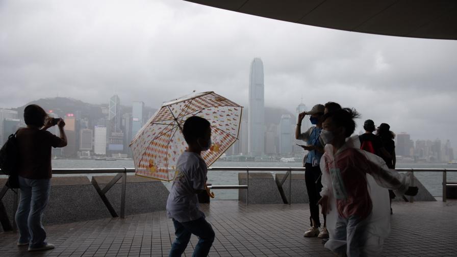Буря с обилни дъждове връхлетя Североизточен Китай