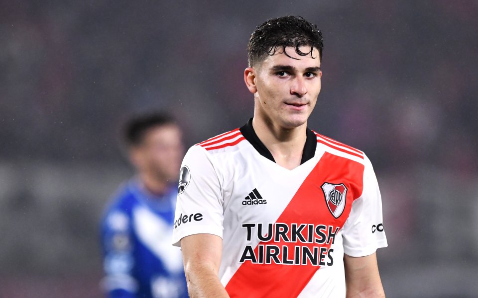 Манчестър Сити обяви завръщането на нападателя Хулиан Алварес в клуба.