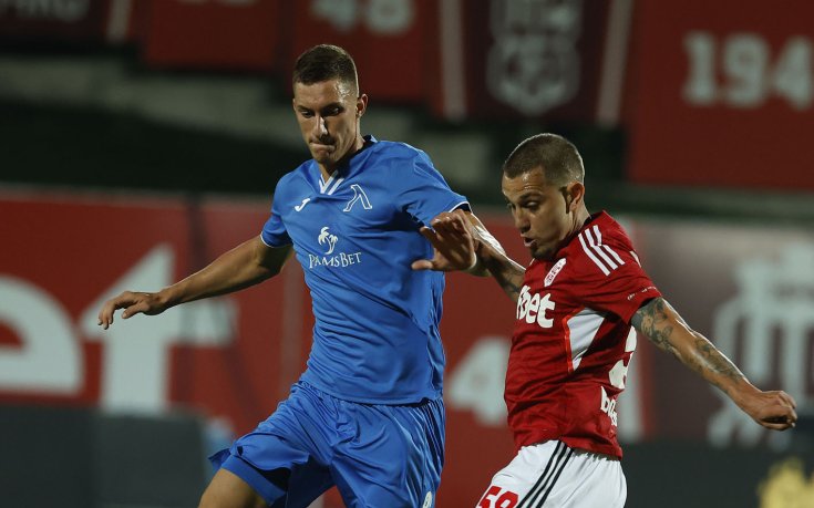 Левски води преговори с двама играчи