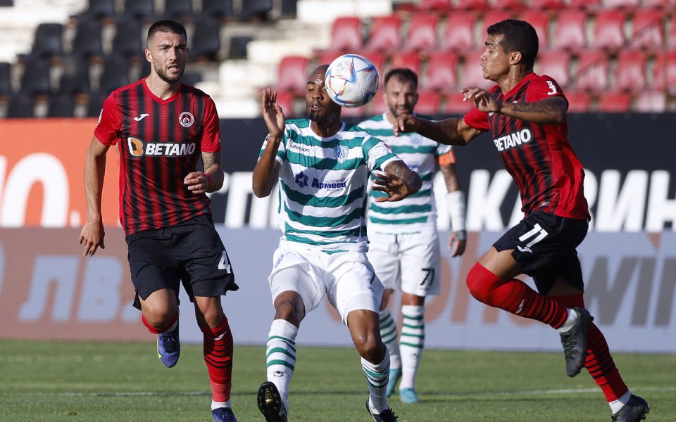 Черно море и Локомотив София играят при резултат 0:0 в