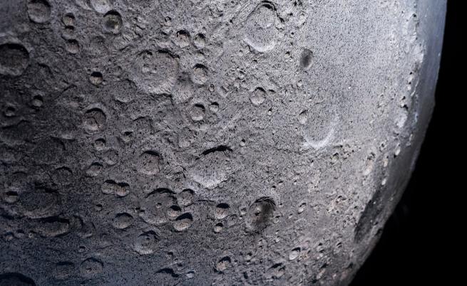 Учени откриха геоложка аномалия в най-големия кратер на Луната
