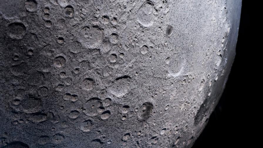 <p>Откриха&nbsp;аномалия в най-големия кратер на Луната</p>