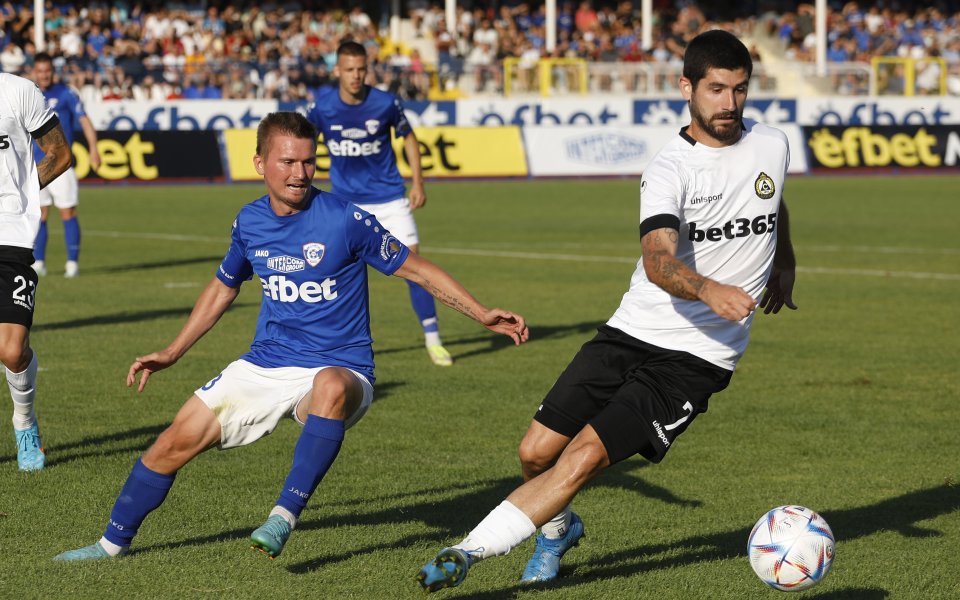 Отборите на Спартак Варна и Славия играят при в мач