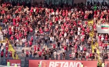 Феновете на ЦСКА изразиха бурно радостта си при изравнителния гол