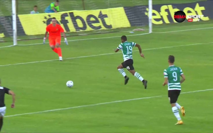 Курьор промуши топката между краката на Вуцов за 1:0