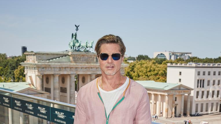  Брад Пит в розово за конференция в Берлин 