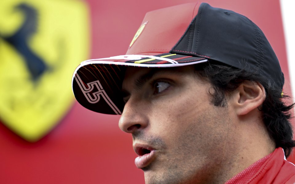 Испанският пилот на Ферари Карлос Сайнц може да получи нов