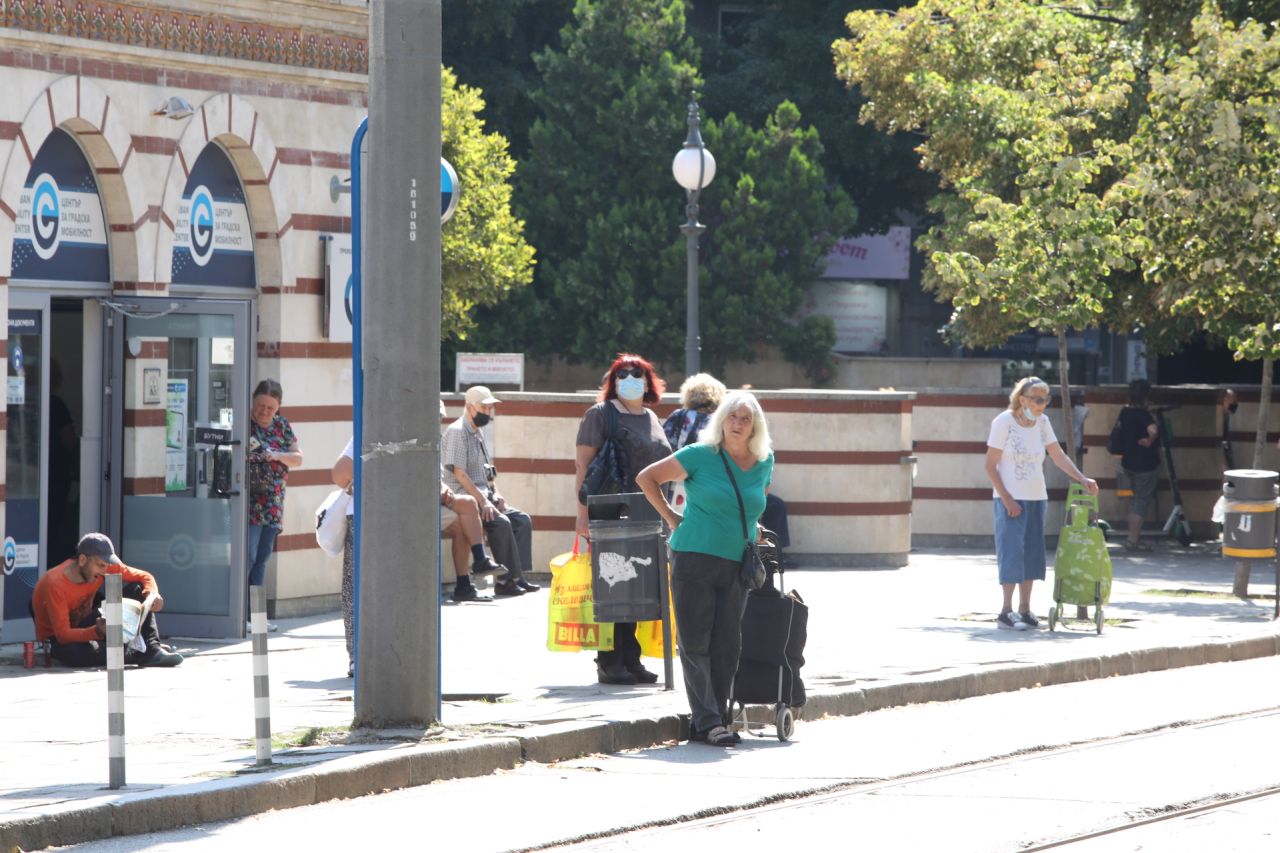 <p>Влезе в сила заповедта на Столичната регионална здравна инспекция за задължително носене на маски в столичния градски транспорт. Маските са задължителни и в градския транспорт на София, освен за деца до 6 години</p>