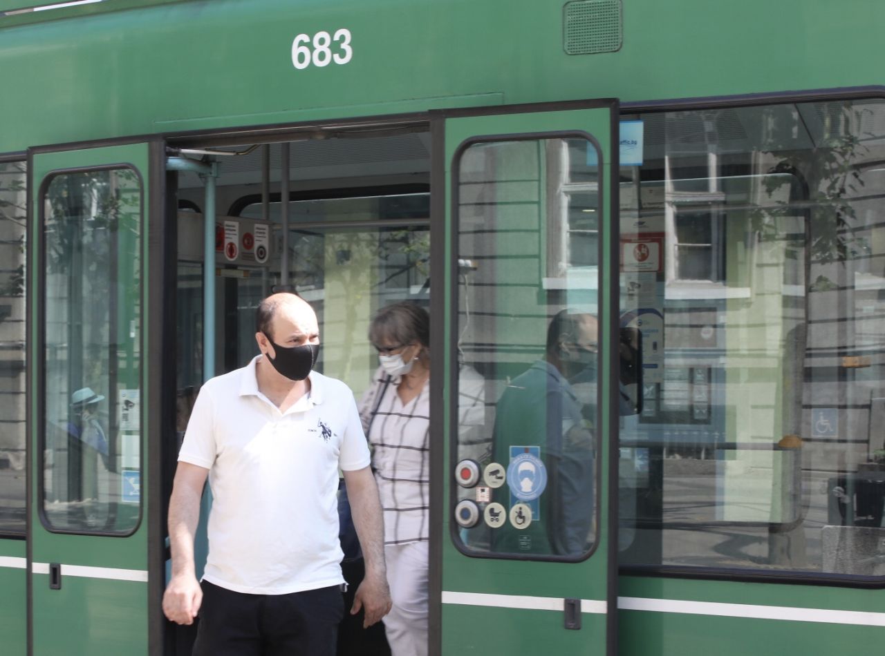 <p>Влезе в сила заповедта на Столичната регионална здравна инспекция за задължително носене на маски в столичния градски транспорт. Маските са задължителни и в градския транспорт на София, освен за деца до 6 години</p>