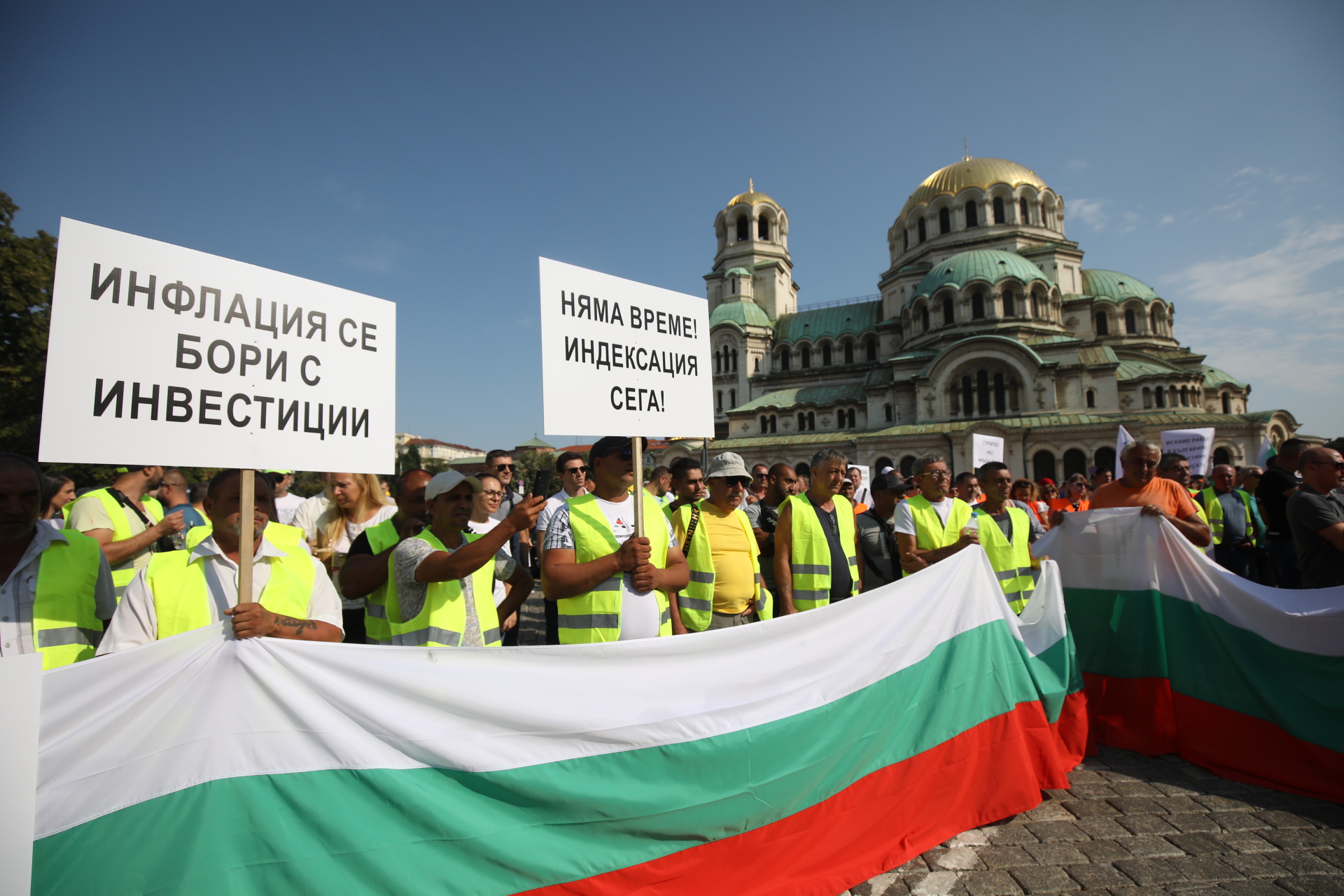 <p>Протестът на пътностроителния бранш затвори движението в района на НС</p>