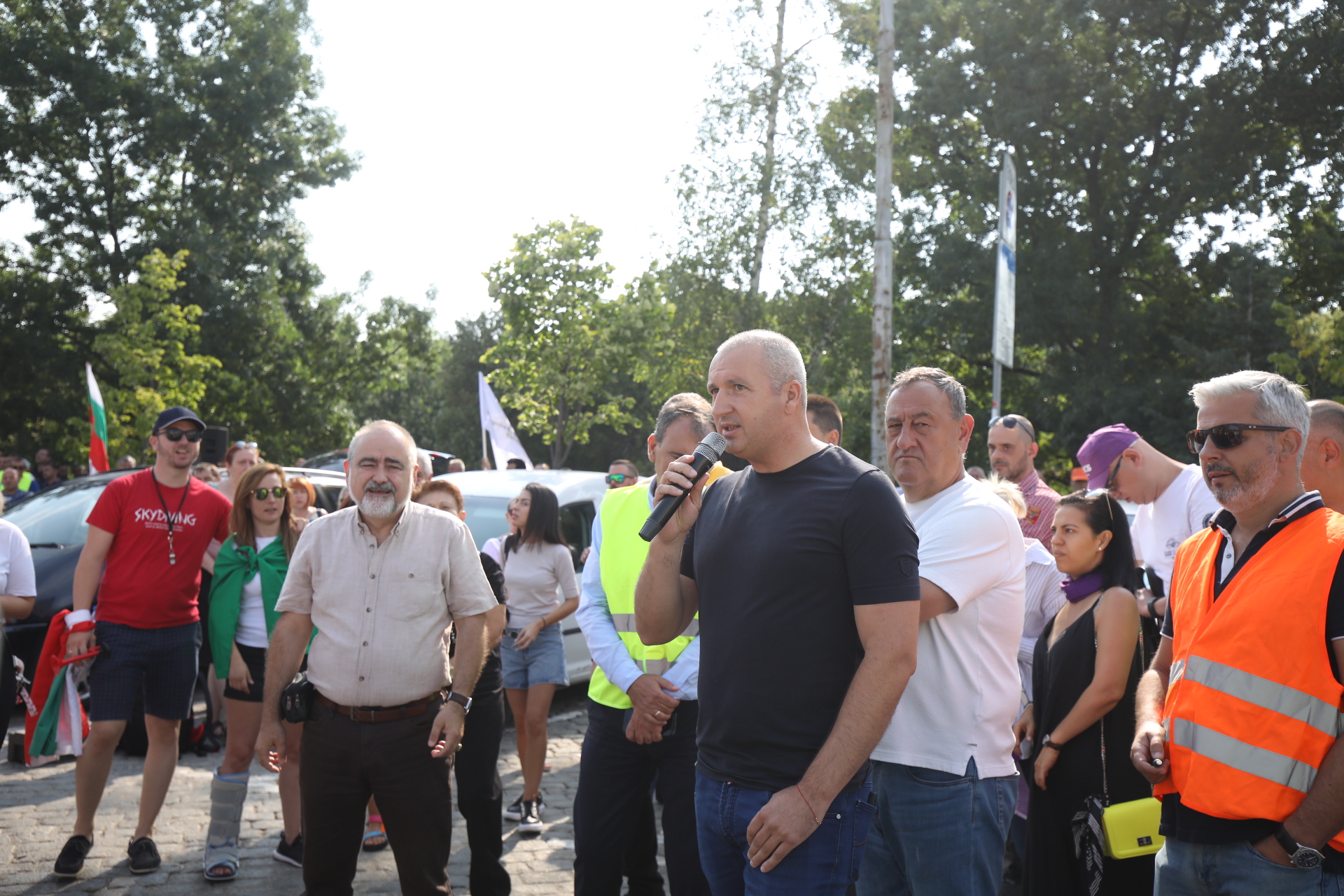 <p>Протестът на пътностроителния бранш затвори движението в района на НС</p>