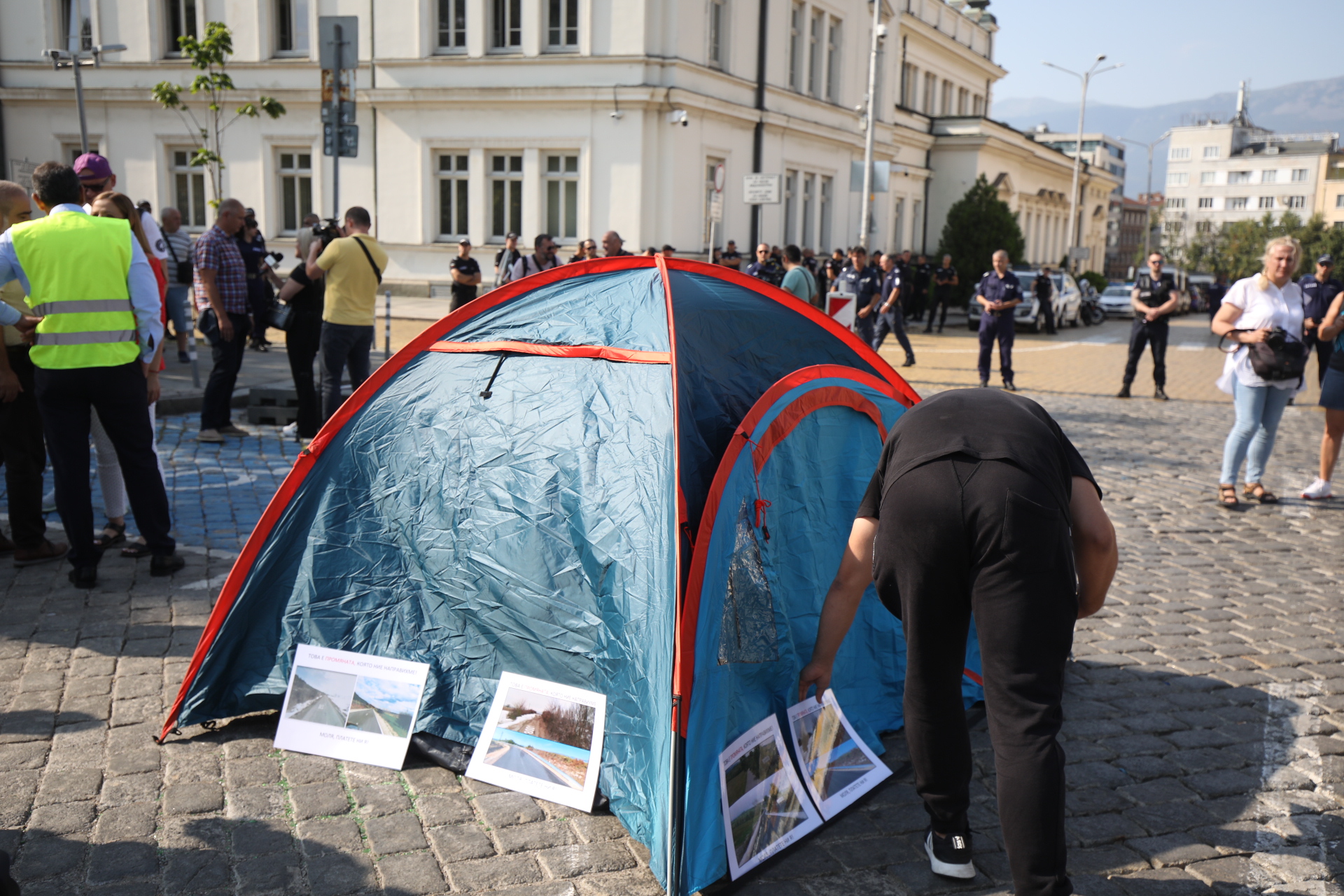 <p>Протестът на пътностроителния бранш затвори движението в района на НС</p>