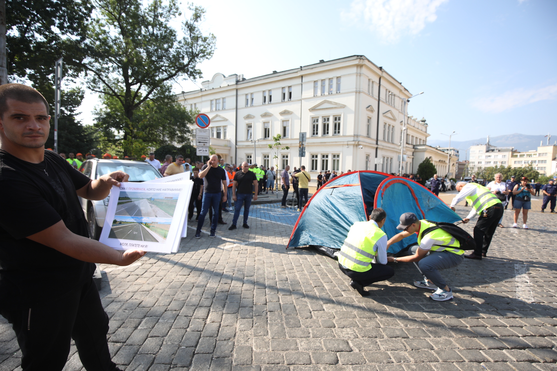 <p>Протестът на пътностроителния бранш затвори движението в района на НС</p>