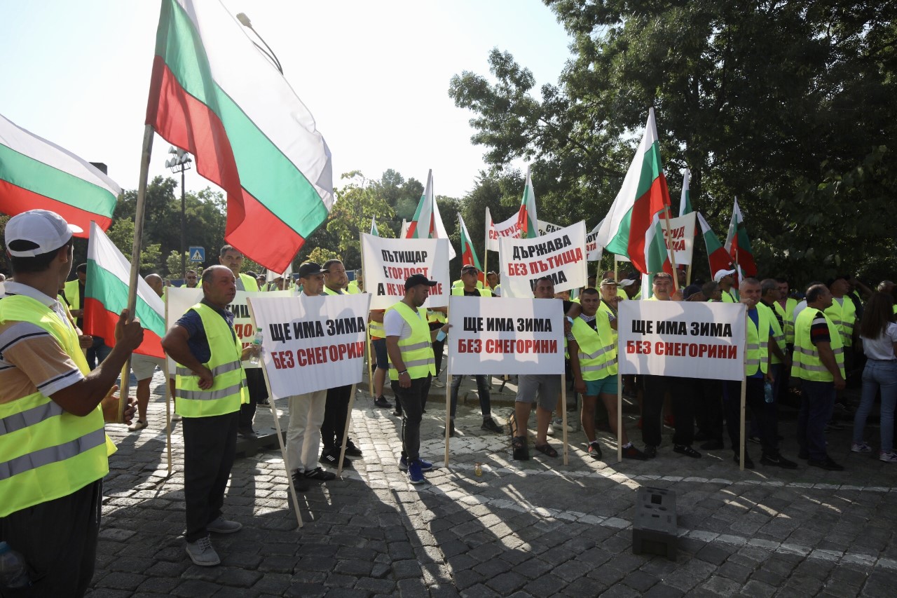 Протестът на пътностроителния бранш затвори движението в района на НС