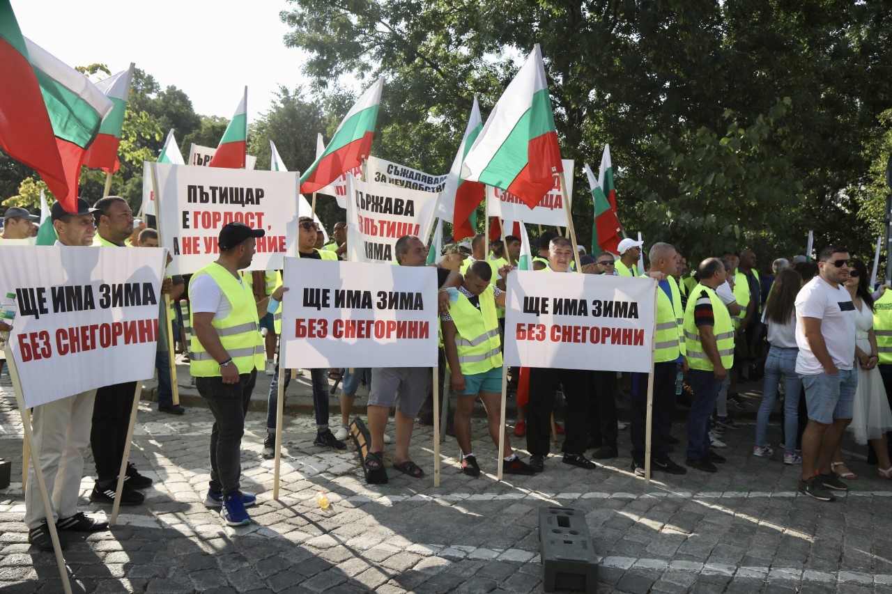 Протестът на пътностроителния бранш затвори движението в района на НС