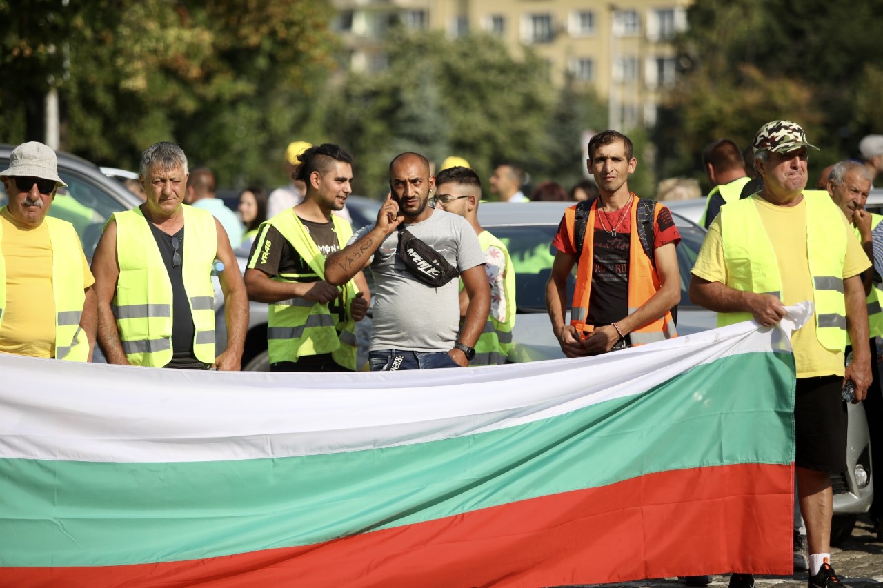 Протестът на пътностроителния бранш затвори движението в района на НС