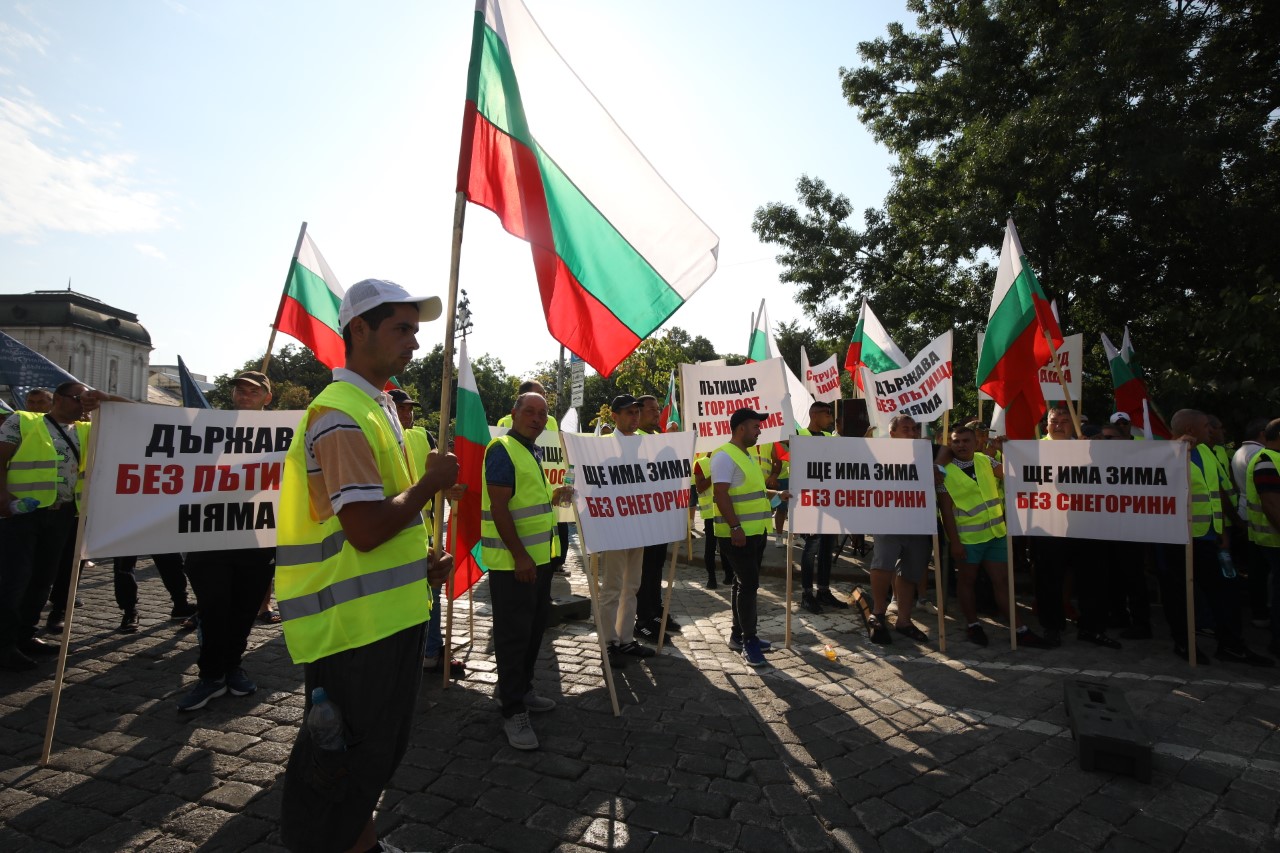 Протестът на пътностроителния бранш затвори движението в района на НС