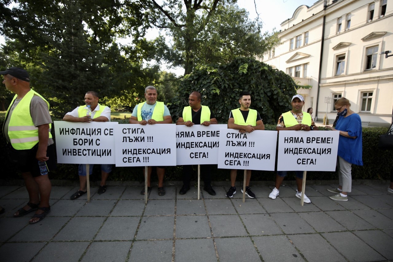 Протестът на пътностроителния бранш затвори движението в района на НС