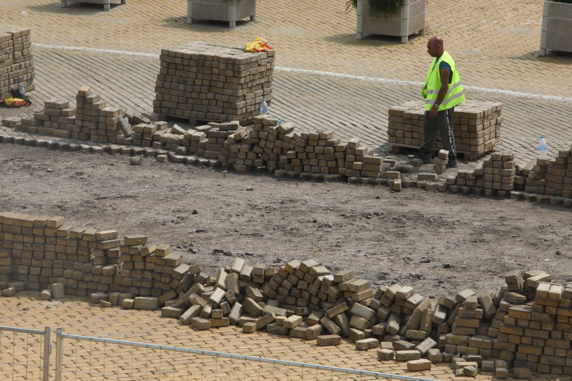 Освен паветата ще бъдат подменени плочки на тротоарите, осветлението, ще се извършат и канализационни дейности, както и облагородяване на зелените площи, информират от пресцентъра на Столичната община.