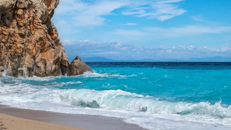 <p>Гърция забрани влизане в морето на 12 плажа</p>