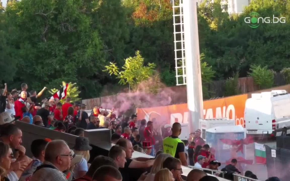 Феновете на Локомотив София отпразнуваха попадението на Димитър Митков срещу