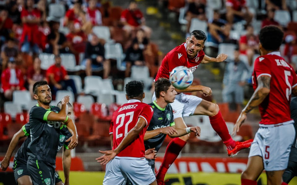 Отборите на ЦСКА и Берое играят при резултат 2:0 във