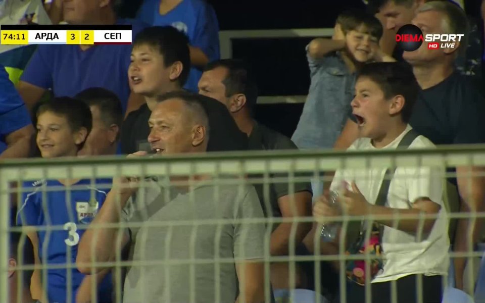 След рестарта топката стигна до крилото Ел Мами Тетах, който