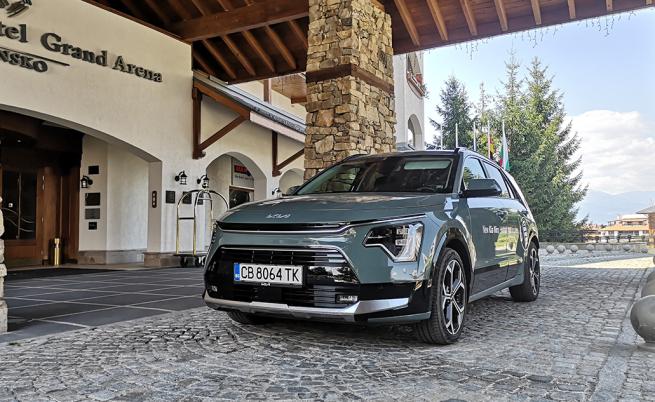  STOP&GO: Сумарната систематична мощ възлиза на 141 к.с., които задвижват предните колела посредством 6-степенна трансмисия с двоен съединител. Задната предавка е отстранена, като на заден ход колата се задвижва от електромотора. 