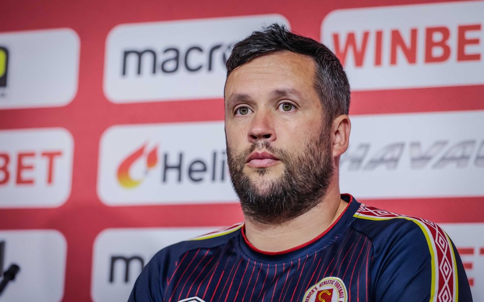 Наставникът на ирландския Сейнт Патрикс - Тим Кланси, говори пред