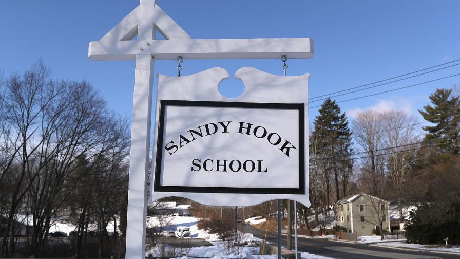 20 деца и шест възрастни загинаха при стрелба в началното училище Санди Хук през 2012 година