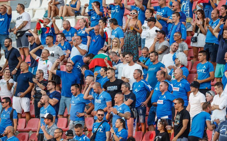 Фенове на Левски и Сейнт Патрикс избухнаха заедно в София (видео)