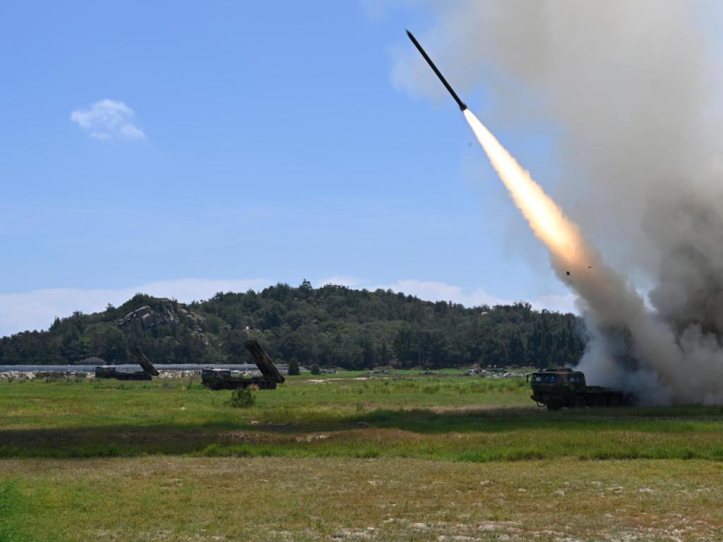 Напрежението ескалира: Тайван изстреля сигнални ракети, за да ...