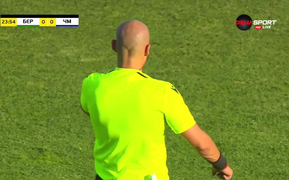 В 22-ата минута Берое остана с 10 души, след като