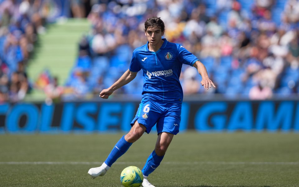 Отборът на Рома се раздели с двама играчи в понеделник.