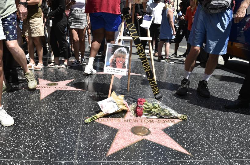 <p>Почитатели се събират, за да оставят цветя край звездата на Оливия Нютън Джон на Алеята на славата - булевард&nbsp;&bdquo;Холивуд&ldquo;, 9 август</p>