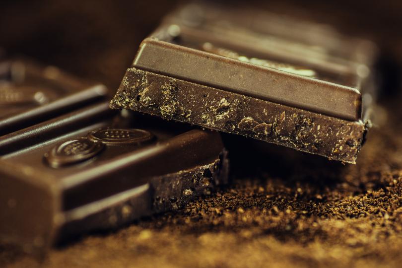 <p><strong>Тъмен шоколад</strong></p>

<p>Проучванията показват, че шоколадът може да взаимодейства с редица невротрансмитери, включително с допамина. Допаминът се освобождава след консумация на черен шоколад и предизвиква приятно сетивно изживяване.</p>