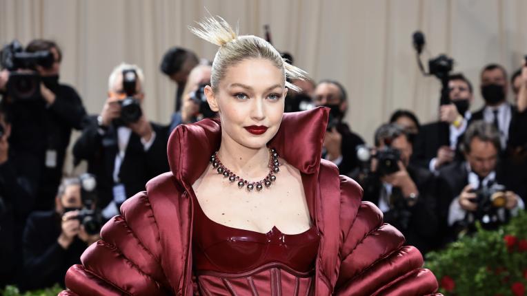  Звездни родители, които взеха решение да имат деца прекомерно рано 