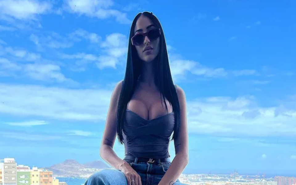 Аура вдигна адреналина на мъжете и с кадър от плажа,