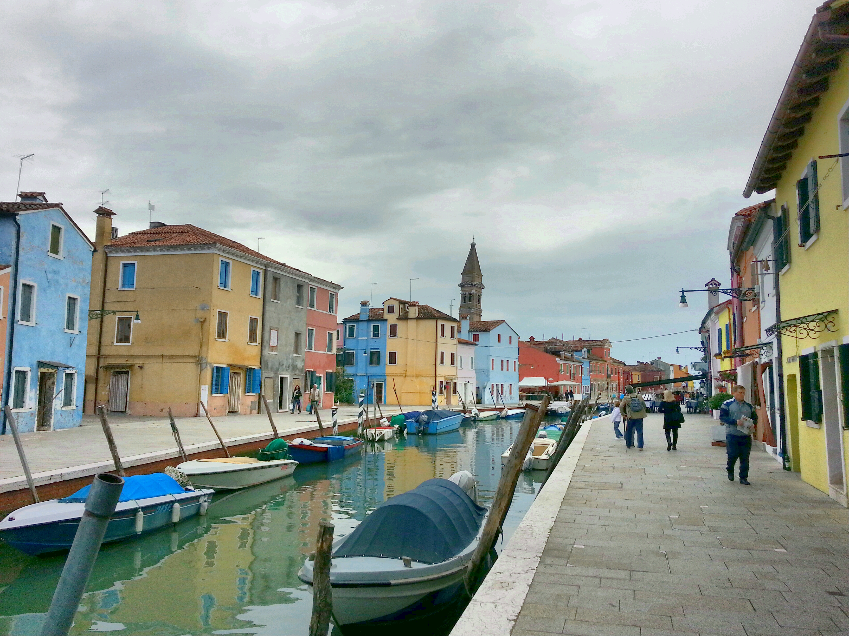 <p>Малкото цветно бижу, наречено остров Бурано, е всъщност квартал на Венеция, разположен на четири по-малки островчета във Венецианската лагуна</p>