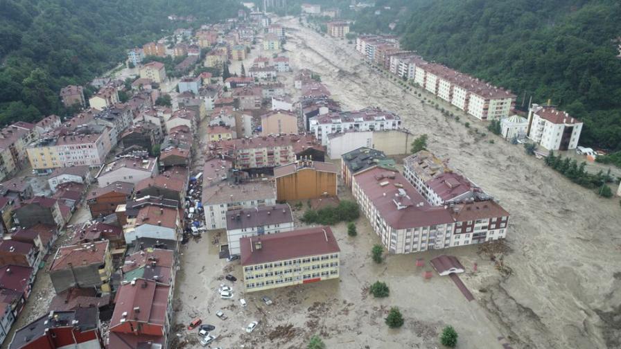 Потоп в Турция, улиците станаха езера