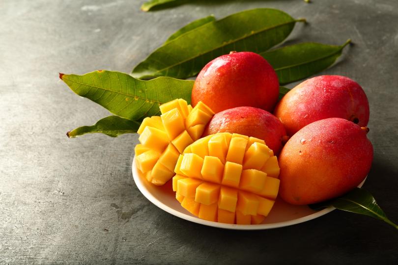 <p><strong>Манго:</strong></p>

<p>Мангото е популярен плод, известен със своя сочен и сладък вкус. Въпреки това, те също са с високо съдържание на захар, като чаша манго съдържа около 45 грама захар. Въпреки че мангото е добър източник на витамин С и фибри, те трябва да се консумират умерено, за да се избегне консумацията на прекомерни количества захар.</p>