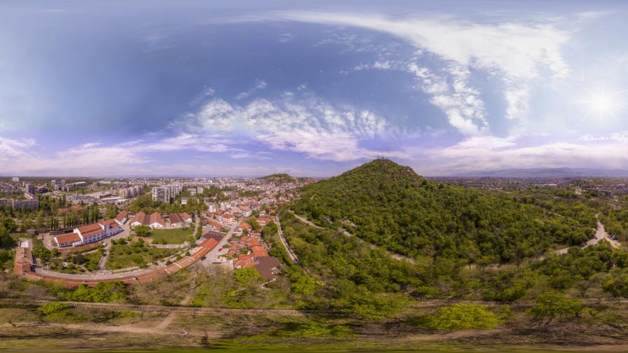 Гори Младежкият хълм в Пловдив