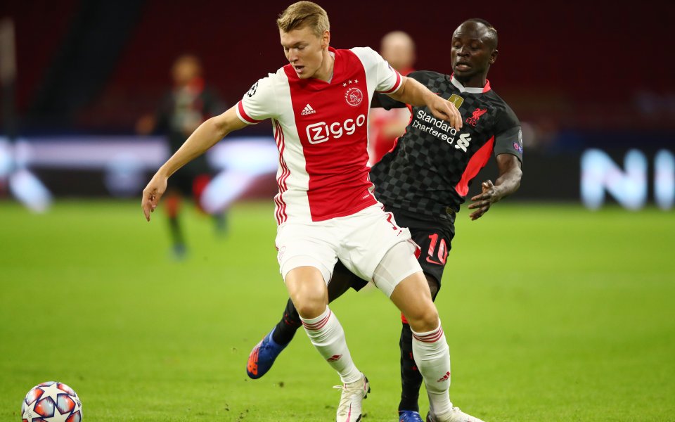 Централният защитник на Аякс Пер Схюрс ще продължи кариерата си