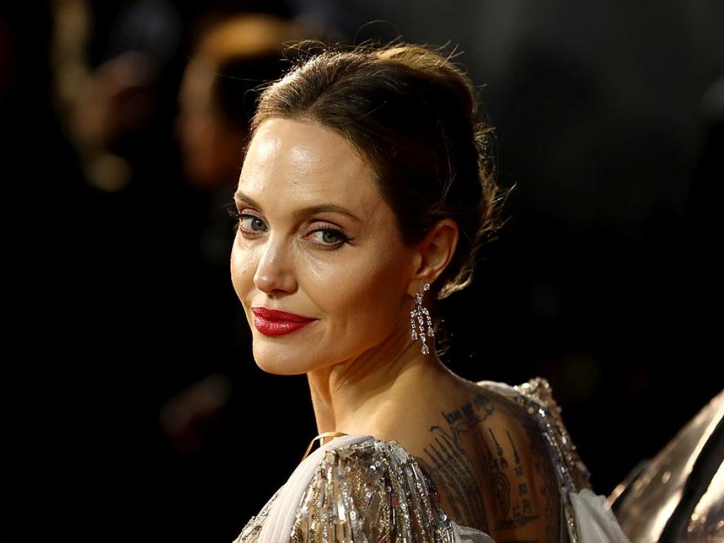 Анджелина Джоли признава че това че е самотна майка я