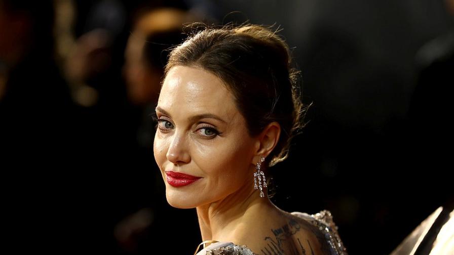 Анджелина Джоли отново е блондинка (СНИМКИ)