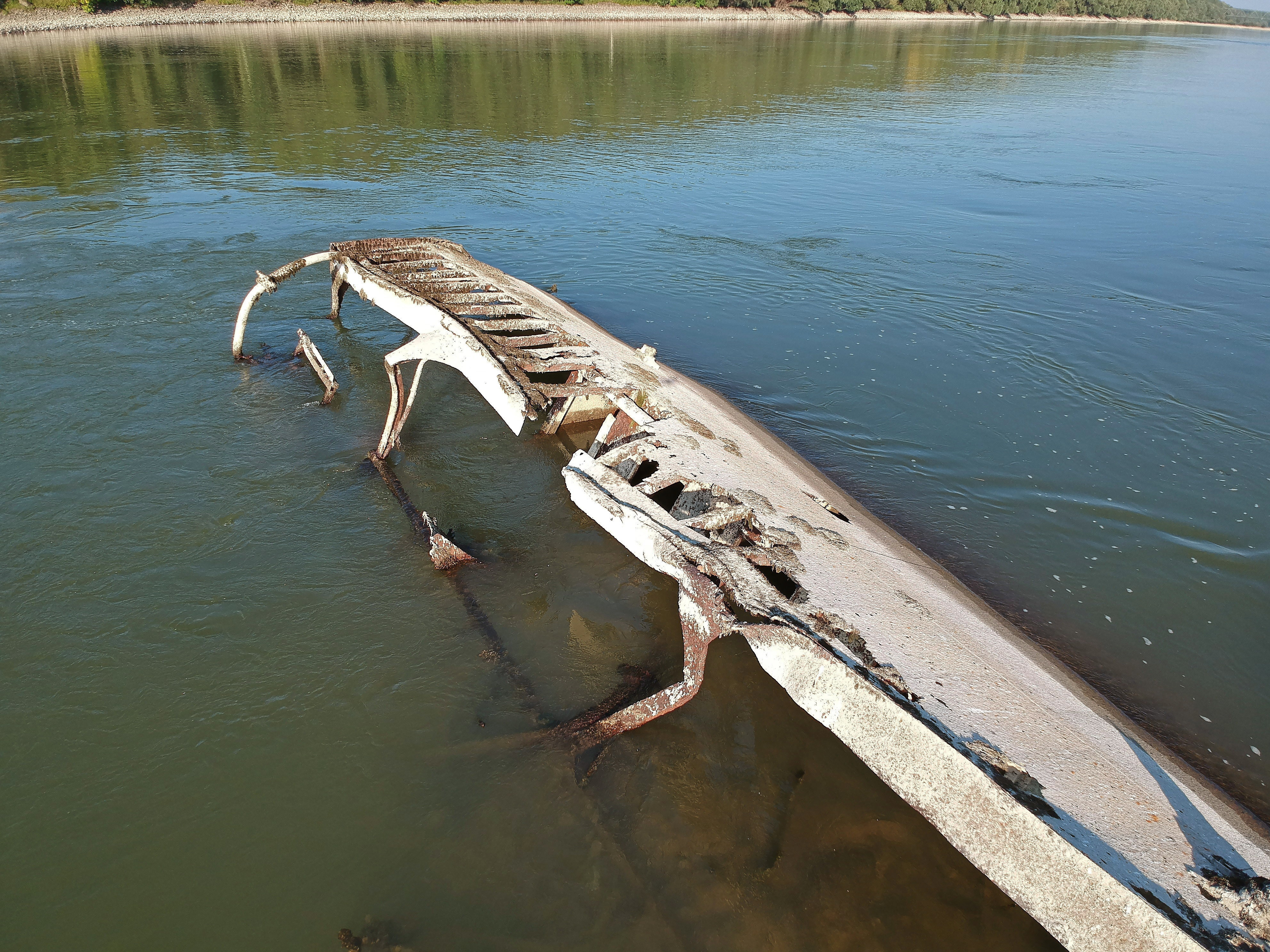 <p>Останките на кораб, потънал по време на Втората световна война, се разкриват от необичайно ниското ниво на водата на река Дунав близо до Vamosszabadi, северозападна Унгария</p>