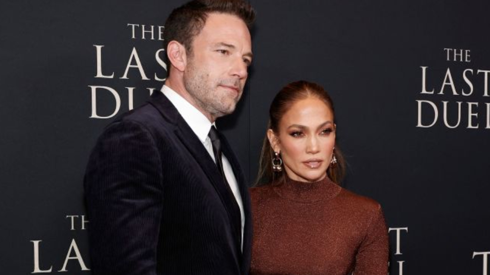 Линейка е видяна да напуска комплекса на Бен Афлек в