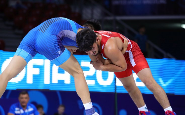 България остана без медал от СП по борба за юноши и девойки в София